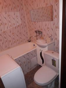 ein Badezimmer mit einem WC, einem Waschbecken und einer Badewanne in der Unterkunft Leninskiy Prospekt 25 in Norilsk