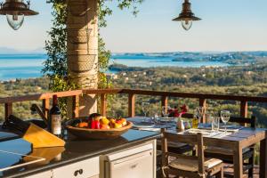Villa Bournella في إيبسوس: طاولة مع وعاء من الفواكه وكؤوس النبيذ
