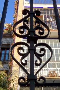 
a metal pole with a street sign attached to it at Apartment Alacas Sevilla in Seville
