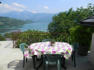 stół i krzesła na balkonie z widokiem na rzekę w obiekcie Maso Pianezza House w mieście Calceranica al Lago +3 zdjęcia