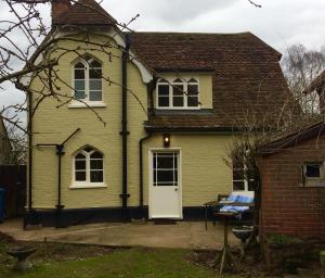 サドベリーにあるCentral Victorian Cottageの白い扉のある緑の家