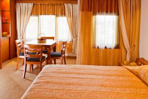 Postel nebo postele na pokoji v ubytování Hotel Sibayak Internasional