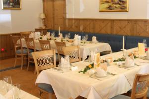 Restaurace v ubytování Gasthof Bad Hochmoos