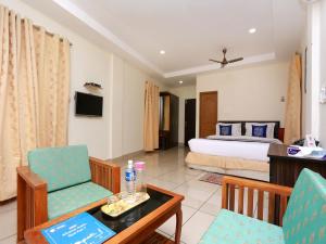 um quarto de hotel com uma cama, uma mesa e cadeiras em Sophiya Suites em Cochin