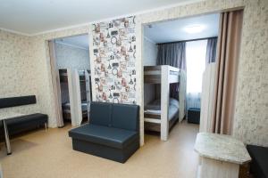スィクティフカルにあるКарамбольのベッドルーム1室(二段ベッド2台、青い椅子付)