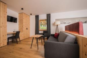 A seating area at Hotel Dolomitenhof & Chalet Alte Post