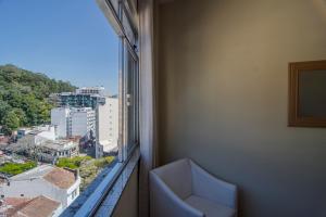 a room with a view of a city from a window at Flat General in Petrópolis