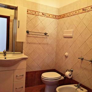 łazienka z toaletą i umywalką w obiekcie Apartment in the center w mieście Terrasini