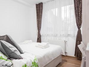 Postel nebo postele na pokoji v ubytování OLIVA 4 STARS
