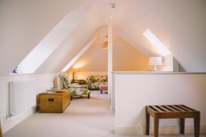 a living room with an attic at The Hero in Burnham Market