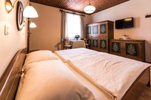 Postel nebo postele na pokoji v ubytování Gasthof zum Hirschen