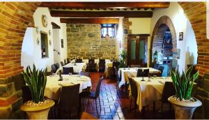 カスティリオーン・フィオレンティーノにあるAntica Pieveのレンガの壁のレストラン