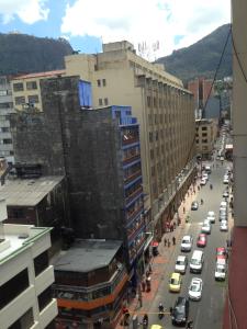 con vistas a una concurrida calle de la ciudad con coches en Hotel Manila Plaza en Bogotá