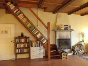 ein Wohnzimmer mit einer Treppe und einem Kamin in der Unterkunft B&B Casa Codega in Intragna