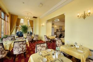 Khu vực ghế ngồi tại Muthu Alexandra Hotel