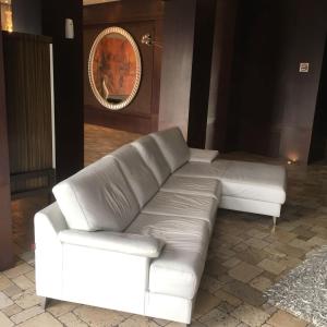 - un canapé en cuir blanc installé dans une pièce dans l'établissement Suites Parque Real, à Quito