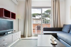 Televízia a/alebo spoločenská miestnosť v ubytovaní Aparthotel Bardon