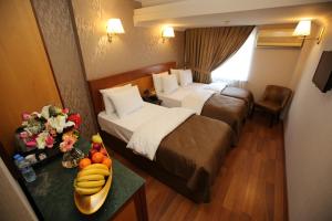 Un pat sau paturi într-o cameră la Eterno Hotel