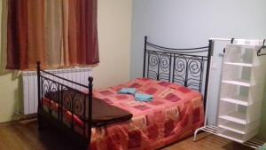 1 dormitorio con cama negra y manta roja en Apartment Green Valley, en Idrsko