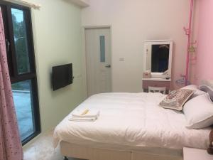 Rúm í herbergi á Miss Chang's B&B