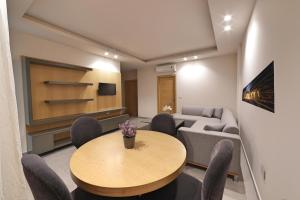 a living room with a table and chairs and a couch at The Residence 649 in An Naqqāsh