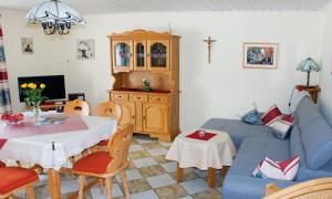 ein Wohnzimmer mit einem blauen Sofa und einem Tisch in der Unterkunft Ferienwohnung Haus Franziska in Neuschönau