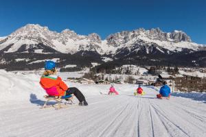 エルマウにあるFerienwohnung Springerの雪山に座る人々