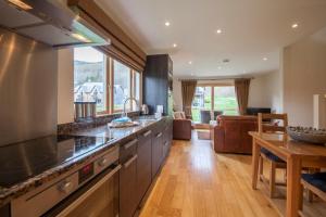 O bucătărie sau chicinetă la Mains of Taymouth Country Estate 5* Maxwell Villas