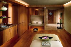 uma cozinha com um lavatório e uma tigela sobre uma mesa em Mandarin Oriental, Hong Kong em Hong Kong