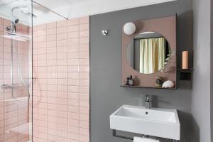 Gallery image of H&ocirc;tel les Cigales in Nice