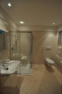 テルメーノにあるResidence Nesslerheimのバスルーム(シャワー、洗面台、トイレ付)