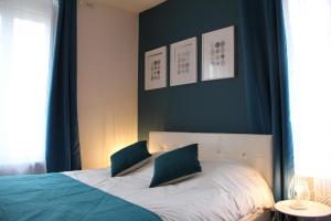 - une chambre avec un lit bleu et blanc dans l'établissement Gîte Villa Louis Victor, à Villers-sous-Châtillon