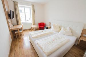 Кровать или кровати в номере Hotel Gasthof zur Post