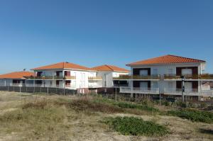 ビスカロッスにある308 RÉSIDENCE COTE OCÉAN -094の砂浜の家並み