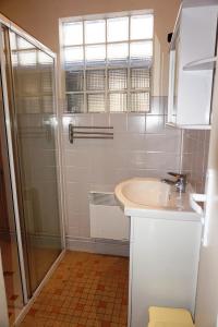 ビスカロッスにある22 RUE DES LIBELLULES -090の白いバスルーム(シンク、シャワー付)