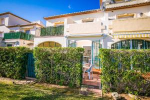 una villa con un seto frente a una casa en Casa Mandala, en Jávea