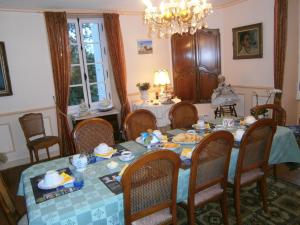 una sala da pranzo con tavolo e sedie di Logis La Folie a Mareuil-sur-Lay