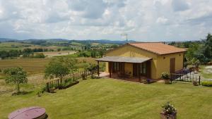 an aerial view of a house in a field at Casina di Pacina in Abbadia di Montepulciano