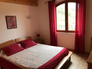PlaisiansにあるLe mas de Baloïseのベッドルーム1室(赤いカーテンと窓付きのベッド1台付)