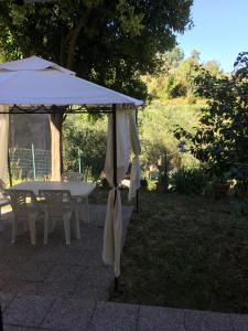 an umbrella and a table and chairs in a yard at B&B Ca' da Lina in Deiva Marina