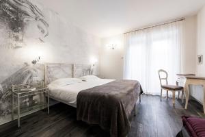 En eller flere senge i et værelse på Villa Italia Luxury Suites and Apartments