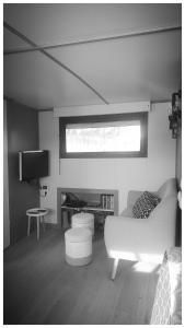een woonkamer met een bank en een tv bij l'Odyssée Péniche in Saint-Valery-sur-Somme