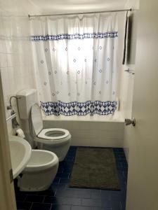 Vonios kambarys apgyvendinimo įstaigoje Apartamento Canto da Maia