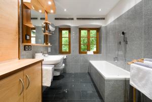 Koupelna v ubytování "Innsbruck Moments" Kasperhof Appartements + 108 fotografií