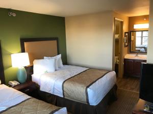 Extended Stay America Suites - Detroit - Auburn Hills - Featherstone Rd tesisinde bir odada yatak veya yataklar