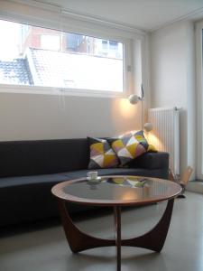 sala de estar con sofá y mesa de centro en Loftsuite, en Gante