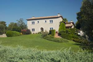 a large house on a hill with a green yard at La Mama in El Gurb