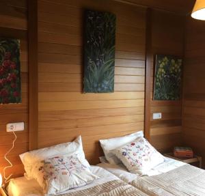 sypialnia z dwoma łóżkami i dwoma obrazami na ścianie w obiekcie Landecoira w mieście Sequeiro