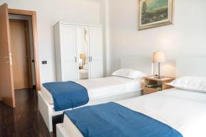una habitación con dos camas y un espejo en Darsena Apartment, en Génova