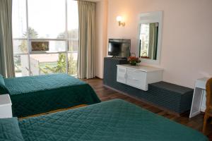Habitación de hotel con 2 camas y espejo en Hotel San Francisco, en Toluca